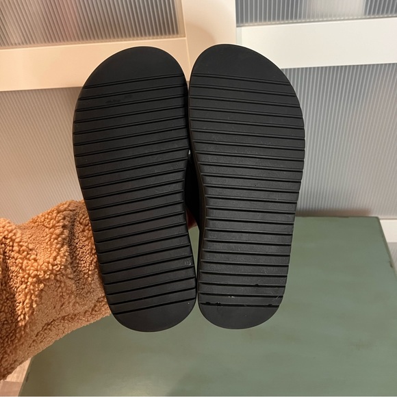 Women’s size 6 Steve Madden two strap black slides - Picture 4 of 4